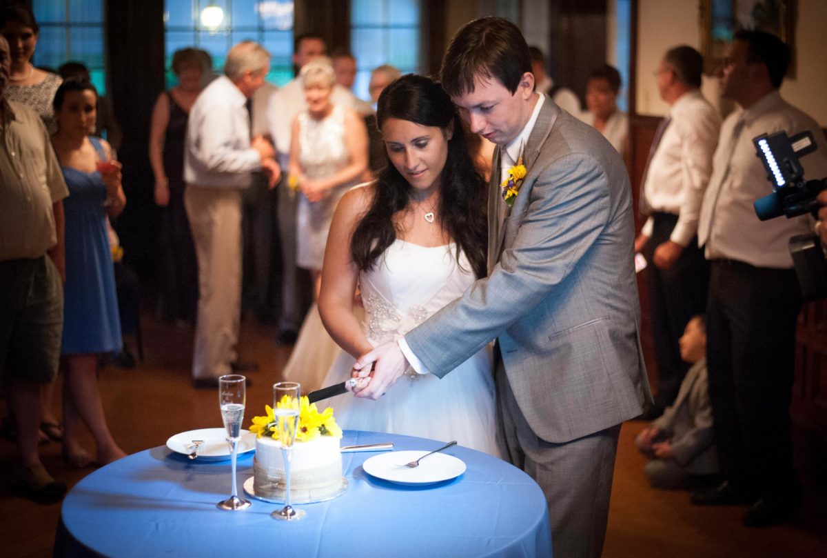 Shared Moments couple holding the knofe to cut the cake