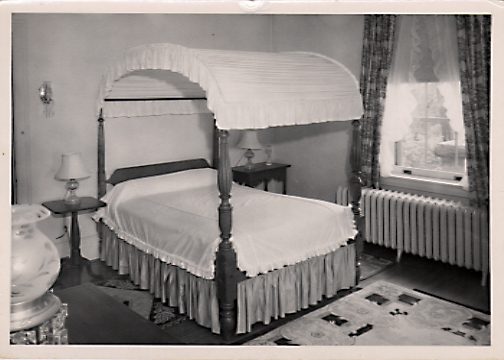 Hearthstone Castle Upstairs Bedroom hearthstone-bedroom-with-canopy-bed